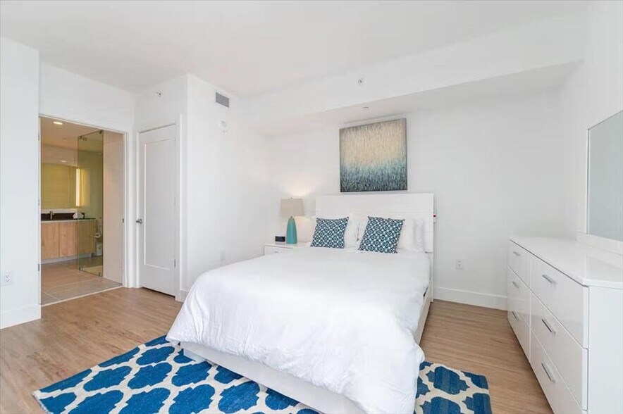 Building Photo - 460 NE 5th St