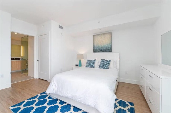 Building Photo - 460 NE 5th St