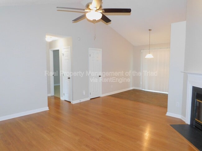 Building Photo - 2988 Butterwood Dr
