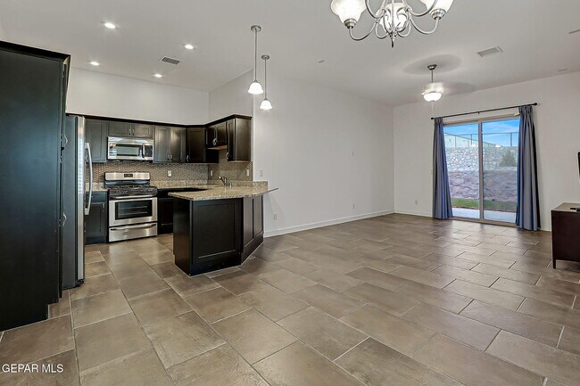Building Photo - 308 S Manzanita Dr