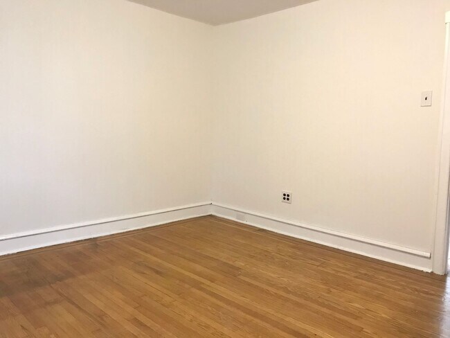Building Photo - Gorgeous 3-Bedroom Townhome in Lawncrest! Available NOW!