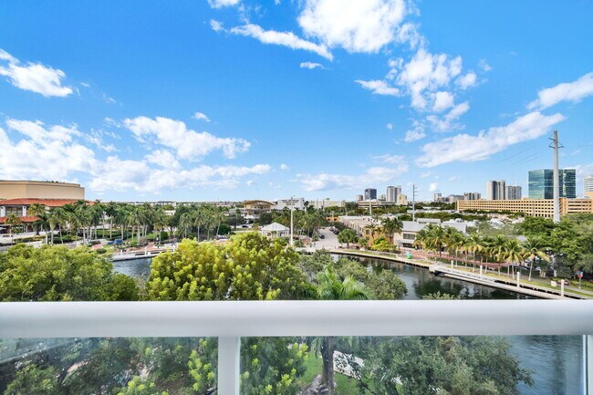 Building Photo - 401 SW 4th Ave