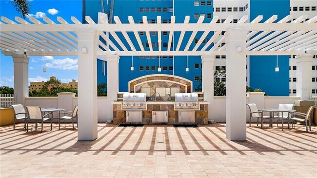 Building Photo - 400 Beach Dr NE