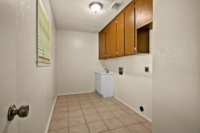 Building Photo - 905 N Johnson Ave