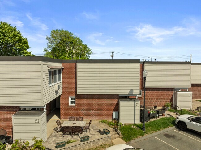 Building Photo - 211 W Walk