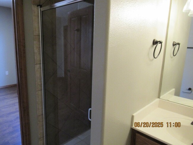 Building Photo - Massive 5Bed, 4Bath, 2Story Home Located i...