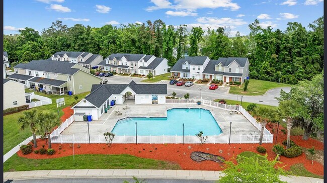 Building Photo - 2600 Mercer Dr