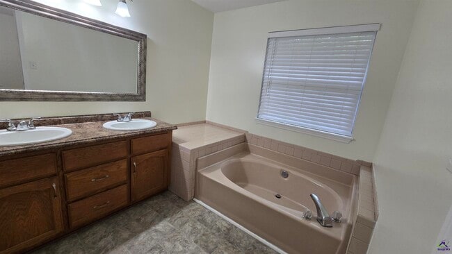 Building Photo - 315 Westfield Dr