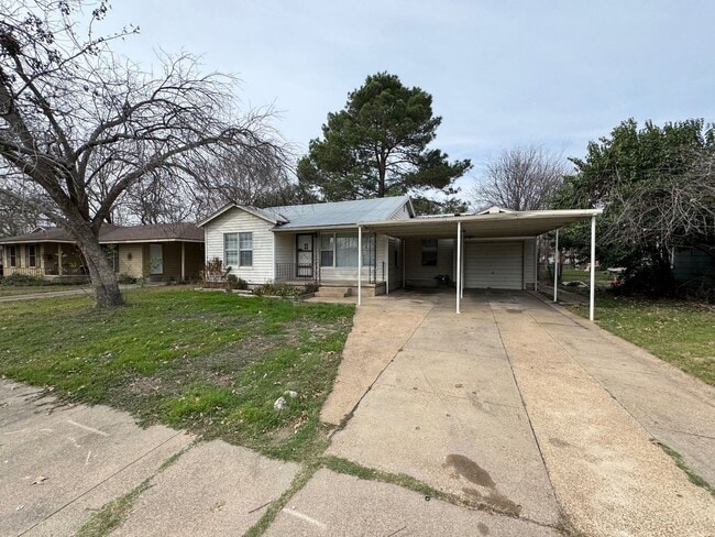 Building Photo - Spacious Waco Property