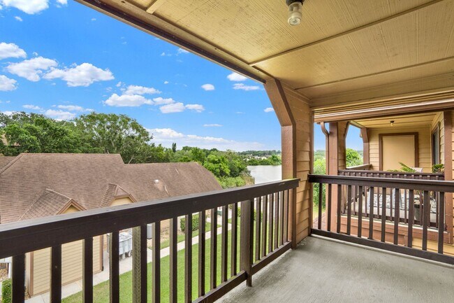 Building Photo - 1/1 Condo in Gated Lakefront Community of Altamonte Springs!