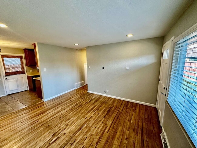 Building Photo - Cozy Home in Sunnyside!