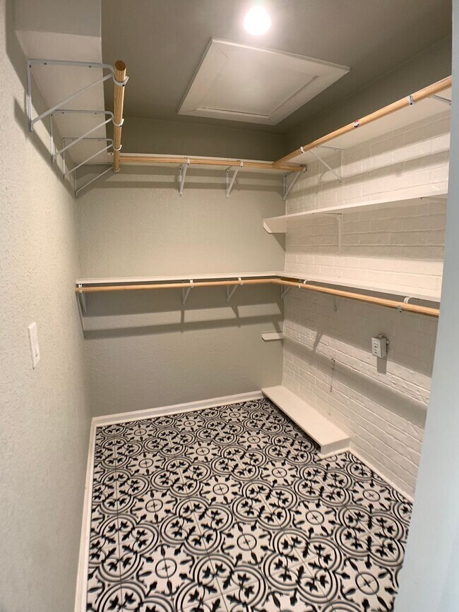 Building Photo - 1.5 Miles to Gruene / Fridge, Washer & Dryer Included / 2 Living Areas / Tons of Space / No Carpe...