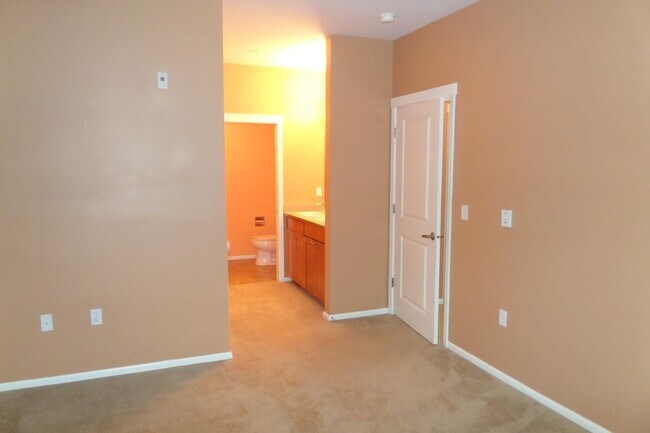 Building Photo - 2 Bed 2 Bath Condo in Seatac, WA