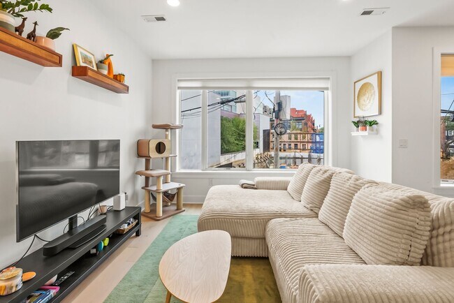 Building Photo - Bi-Level Shaw Condo