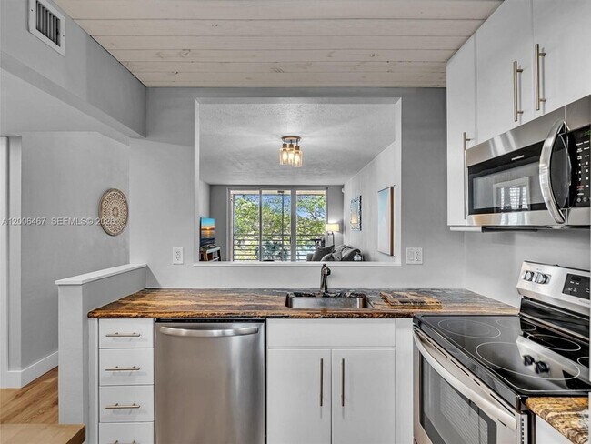 Building Photo - 9340 Lagoon Pl