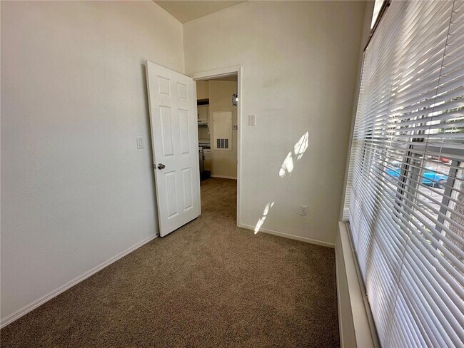 Building Photo - 1612 Columbia Arms Cir