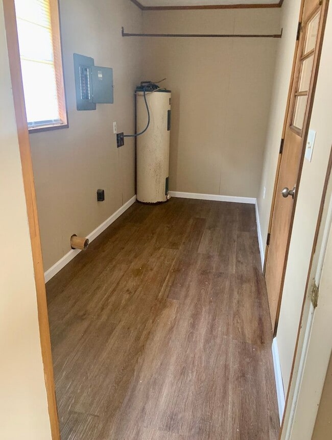 Building Photo - 3 Bed/1.5 Bath House