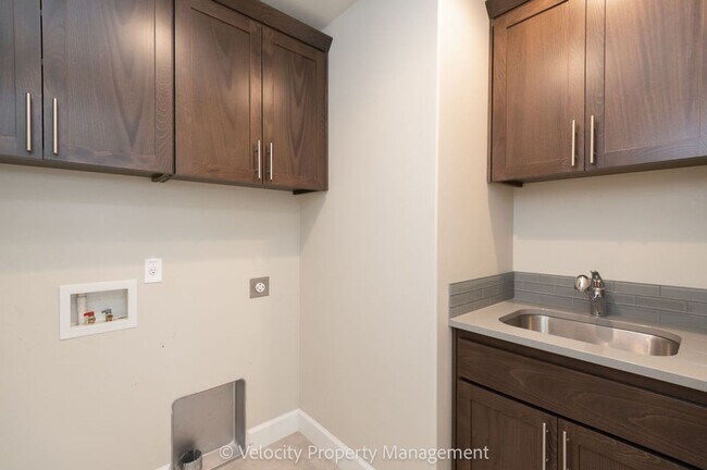 Building Photo - Beautiful NE Bend Home with Community Pool...