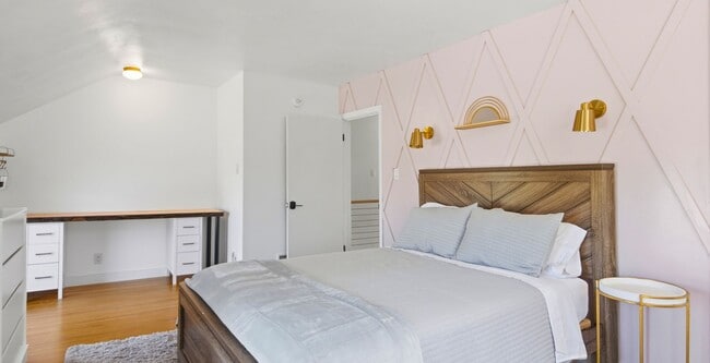 Building Photo - Late Summer Furnished Executive Extended Stay Rental on Old Mission Peninsula