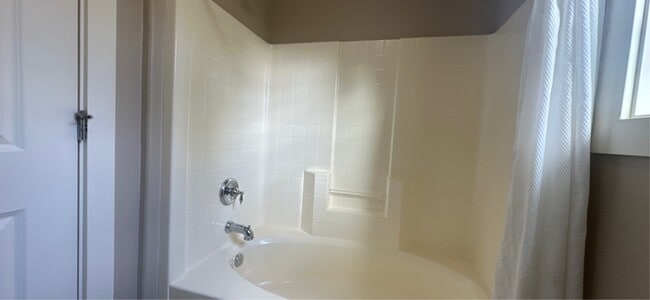 Building Photo - 913 Pintail St