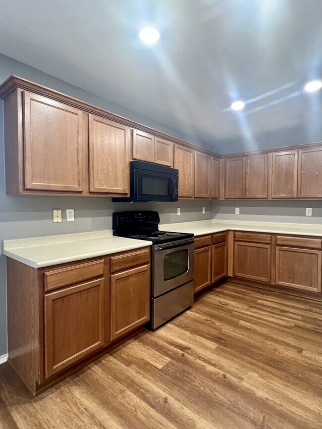 Building Photo - 9411 Rainbow Creek