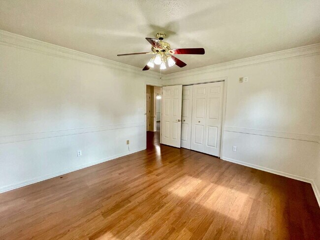 Building Photo - Spacious 6-Bedroom Gem In Fayetteville!