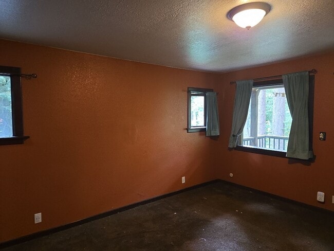 Building Photo - Pet Friendly! Redwood views! 3-bedroom hom...