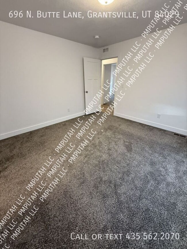 Building Photo - 696 Butte Ln