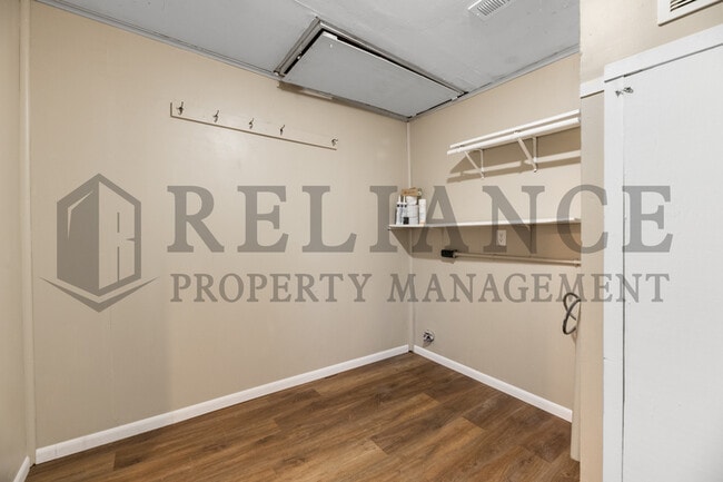 Building Photo - 110 N Doris St