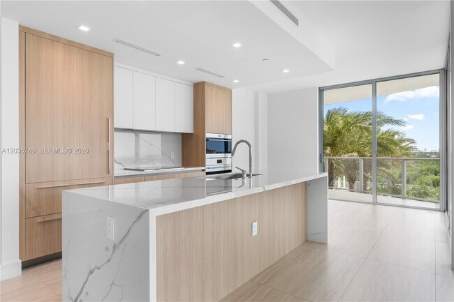 Building Photo - 2411 Laguna Cir