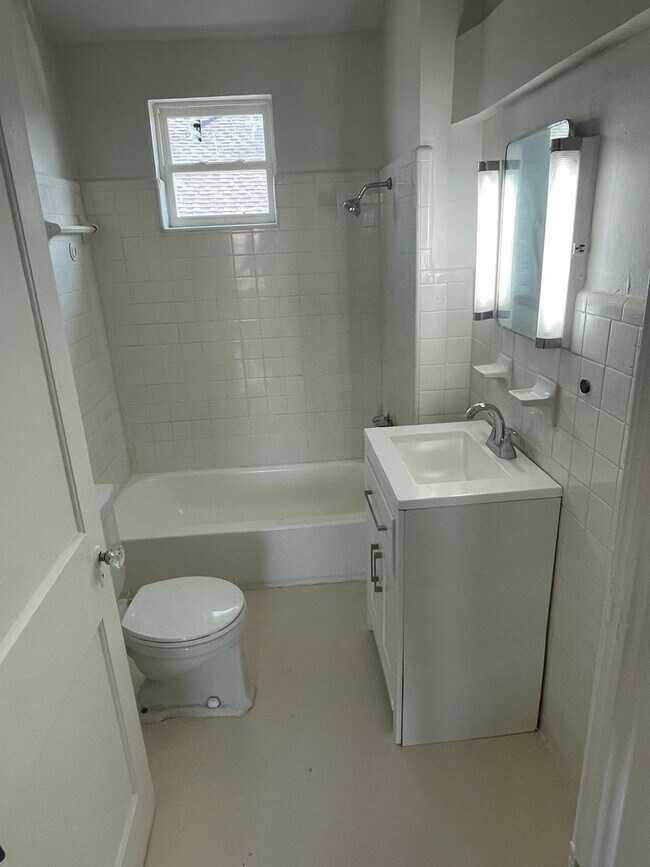 Building Photo - PRICE REDUCED! Newly Renovated 3BD/2BA in ...