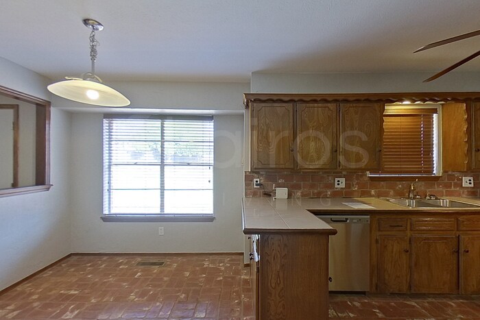 Building Photo - 1205 Mockingbird Ln