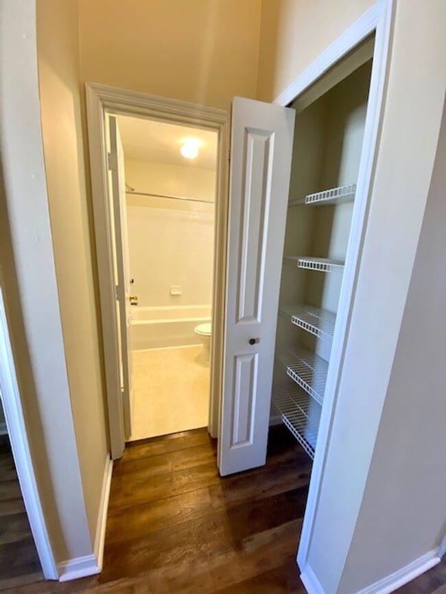 Building Photo - Gorgeous 3 Bedroom Townhome!