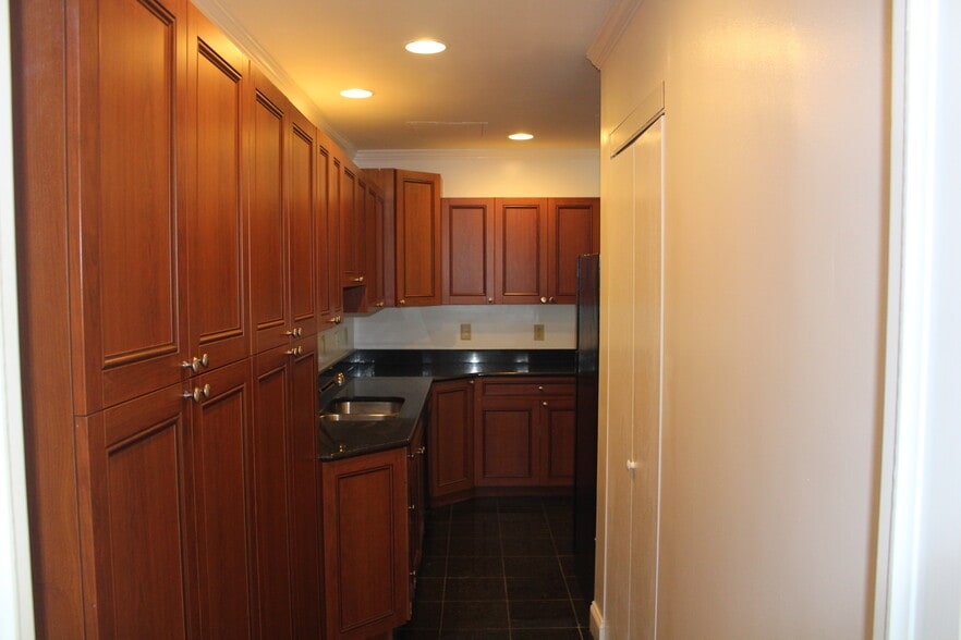 Unit 5 Kitchen - 70 Kennedy Plz
