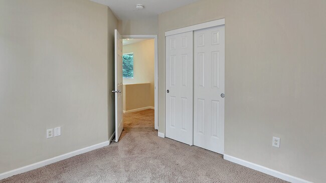 Building Photo - 9817 N Clarendon Ave