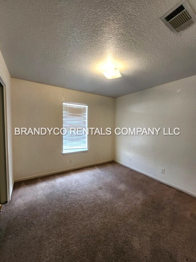 Building Photo - 4600 Acorn Creek Trail