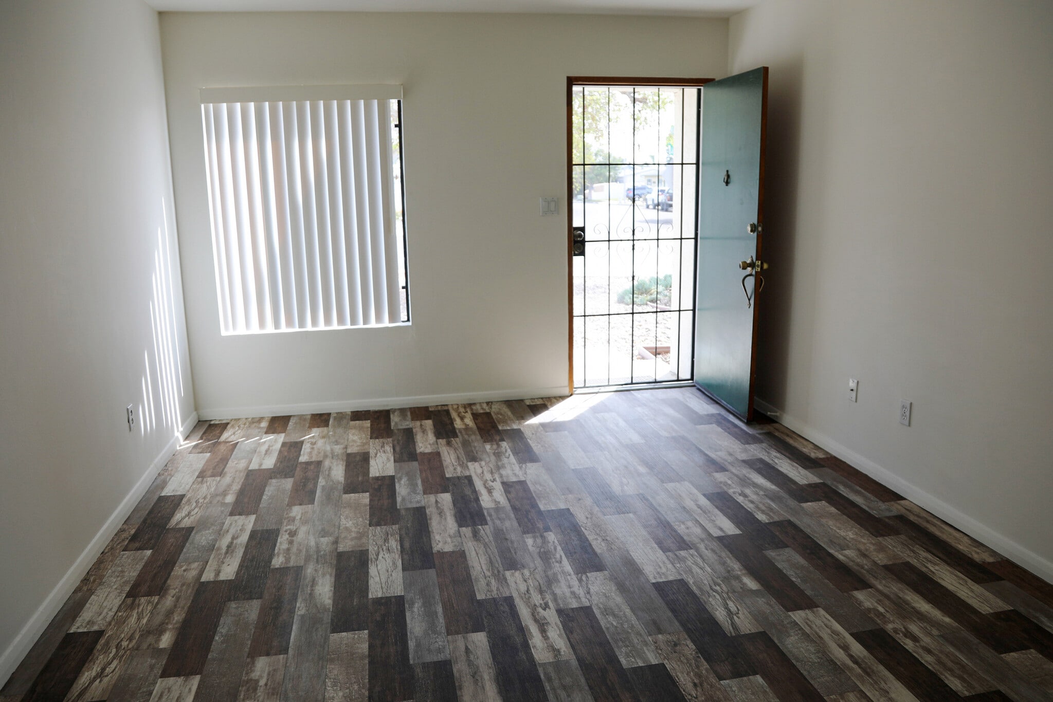 Building Photo - 3292 Karok Ave