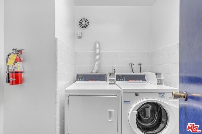 Building Photo - 825 S Gretna Green Way