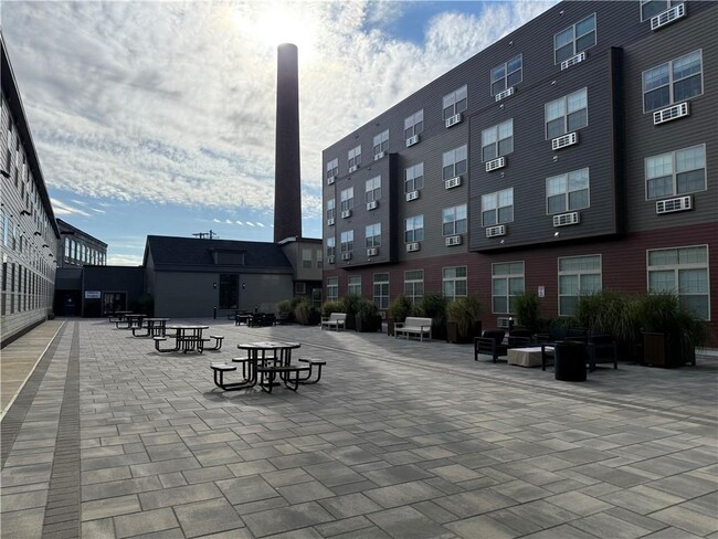 Building Photo - 327 Pine St