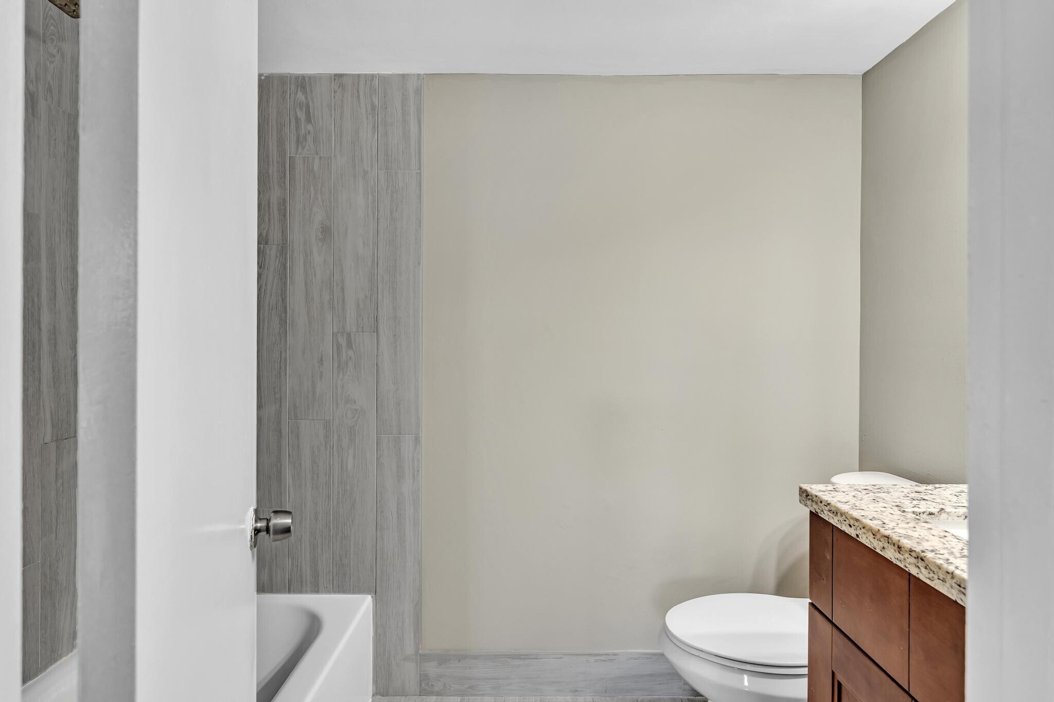 Building Photo - 2701 Riverside Dr