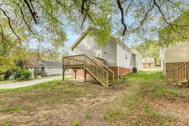 Building Photo - Feels Like New 3 Bed 2 Bath Minutes from High Point University!