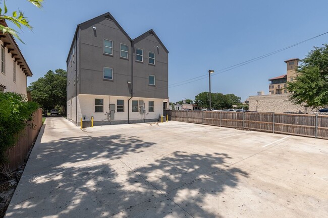 Building Photo - * MOVE IN SUMMER 07/10/2027 * 5 Bed 5.5 Bath, Across from Common Grounds Coffee