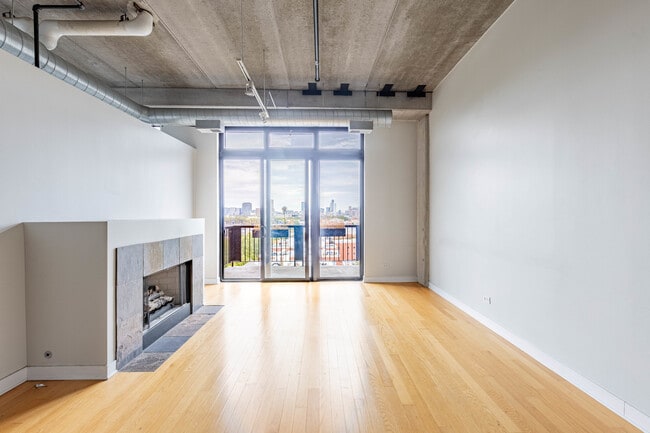 Building Photo - 811 W 15th Pl