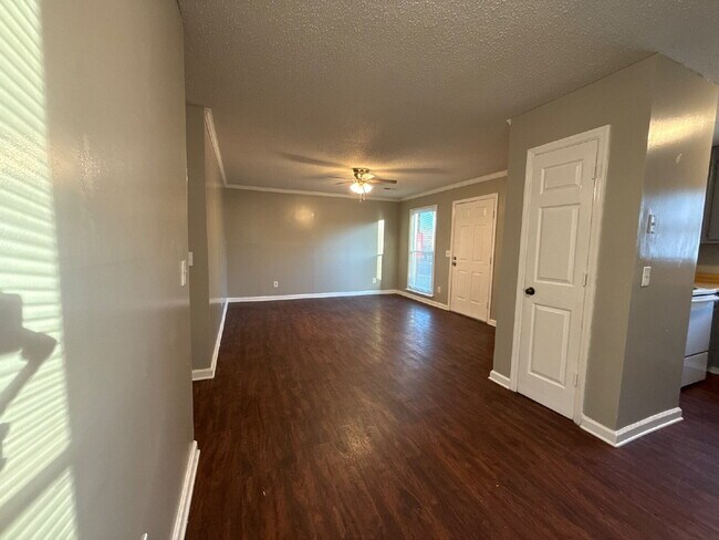 Building Photo - "Spacious 2-Bed, 2-Bath Haven on Bonnell Drive – Comfort and Convenience in Huntsville!"