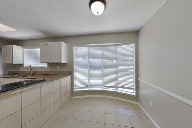 Building Photo - 3815 Regency Dr