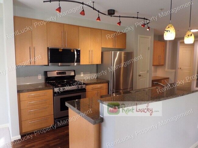 Building Photo - GORGEOUS & LARGE 1-Bedroom Unit w/Office N...