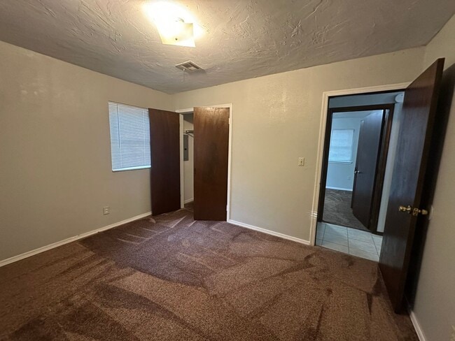 Building Photo - 3 Bed, 1 1/2 Bath, 1 Car Garage