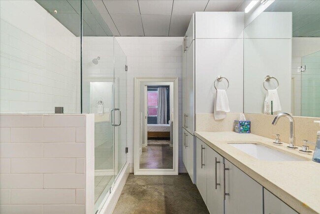 Building Photo - 1401 Eva St