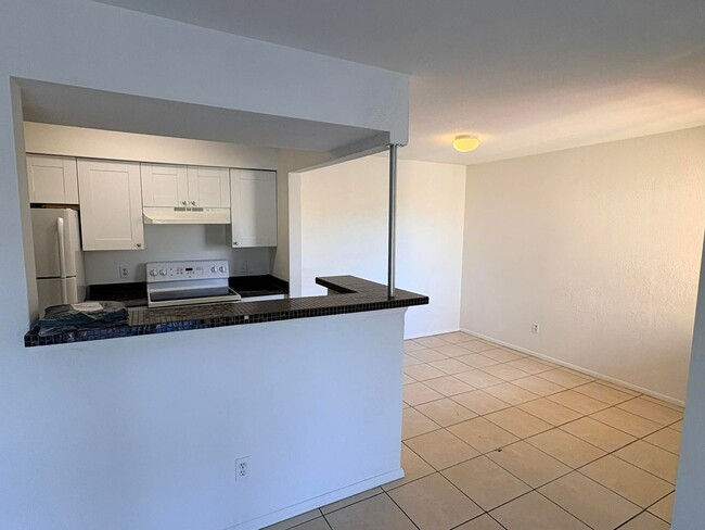 Building Photo - 1/1 Condo for Rent in Fort Myers