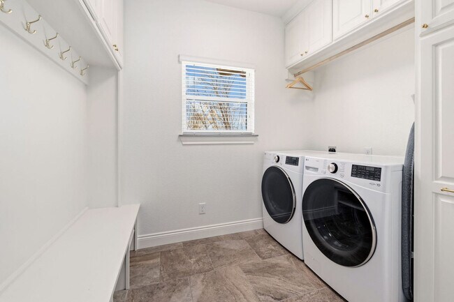 Building Photo - 802 NW D St